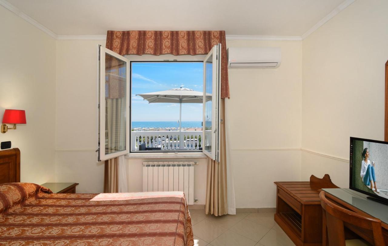 מרינה די פיאטרסנטה Hotel Coluccini מראה חיצוני תמונה