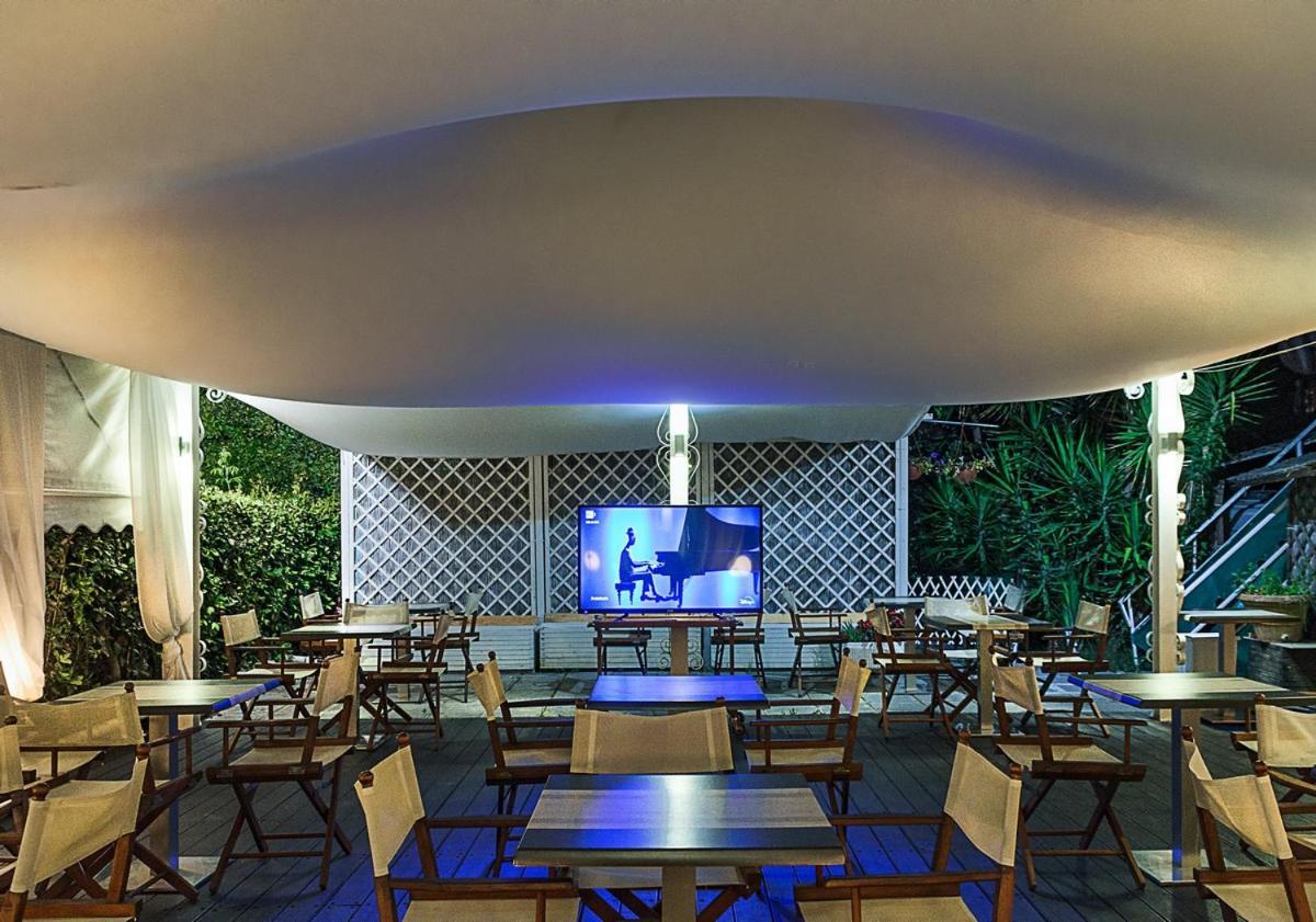 מרינה די פיאטרסנטה Hotel Coluccini מראה חיצוני תמונה
