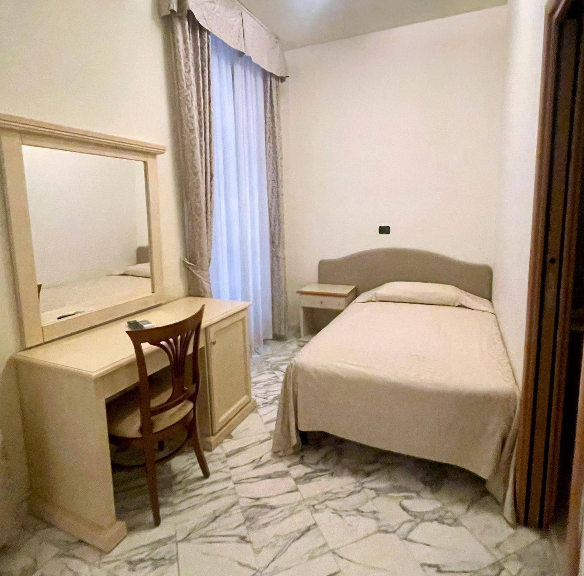 מרינה די פיאטרסנטה Hotel Coluccini מראה חיצוני תמונה
