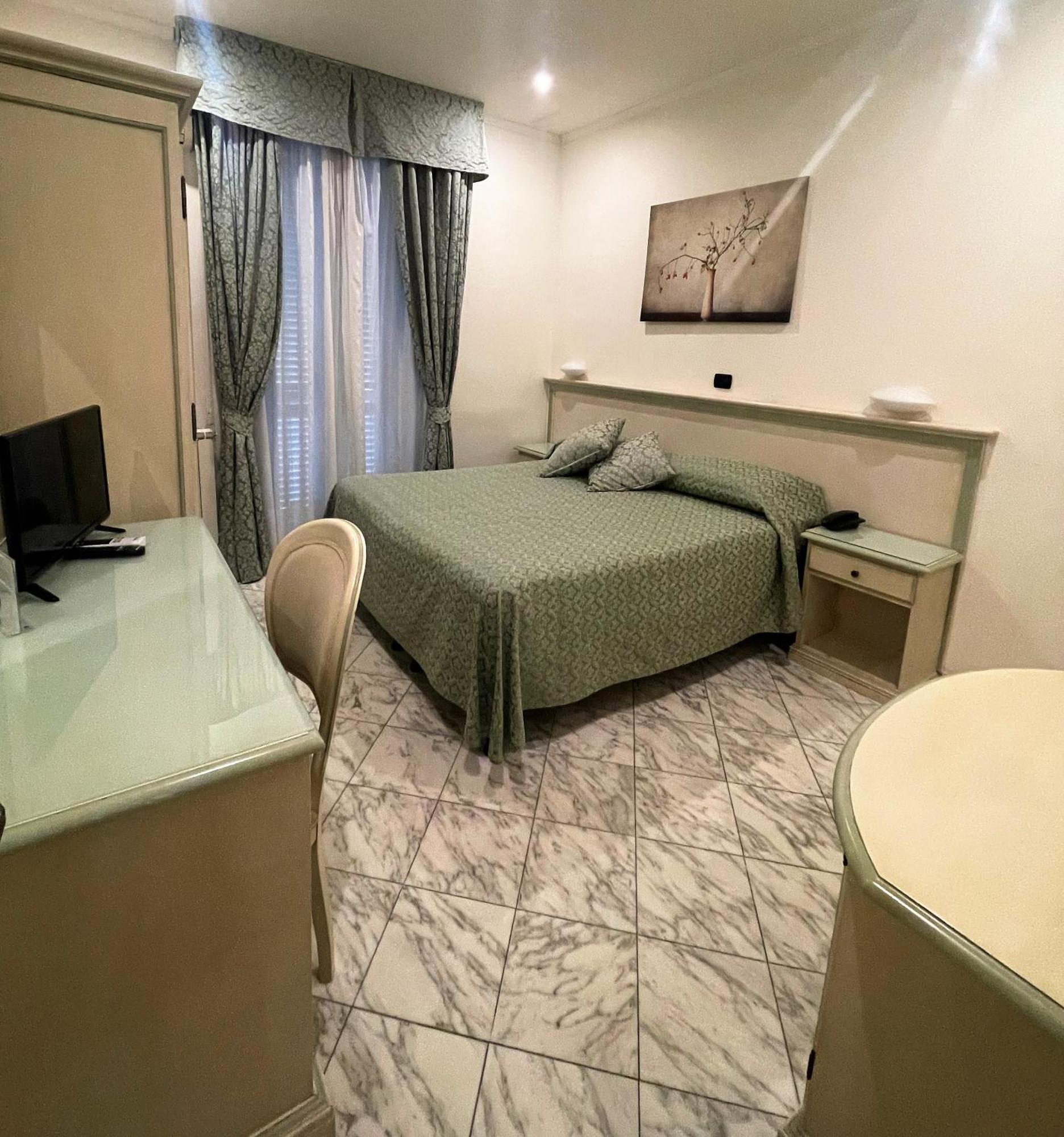 מרינה די פיאטרסנטה Hotel Coluccini מראה חיצוני תמונה