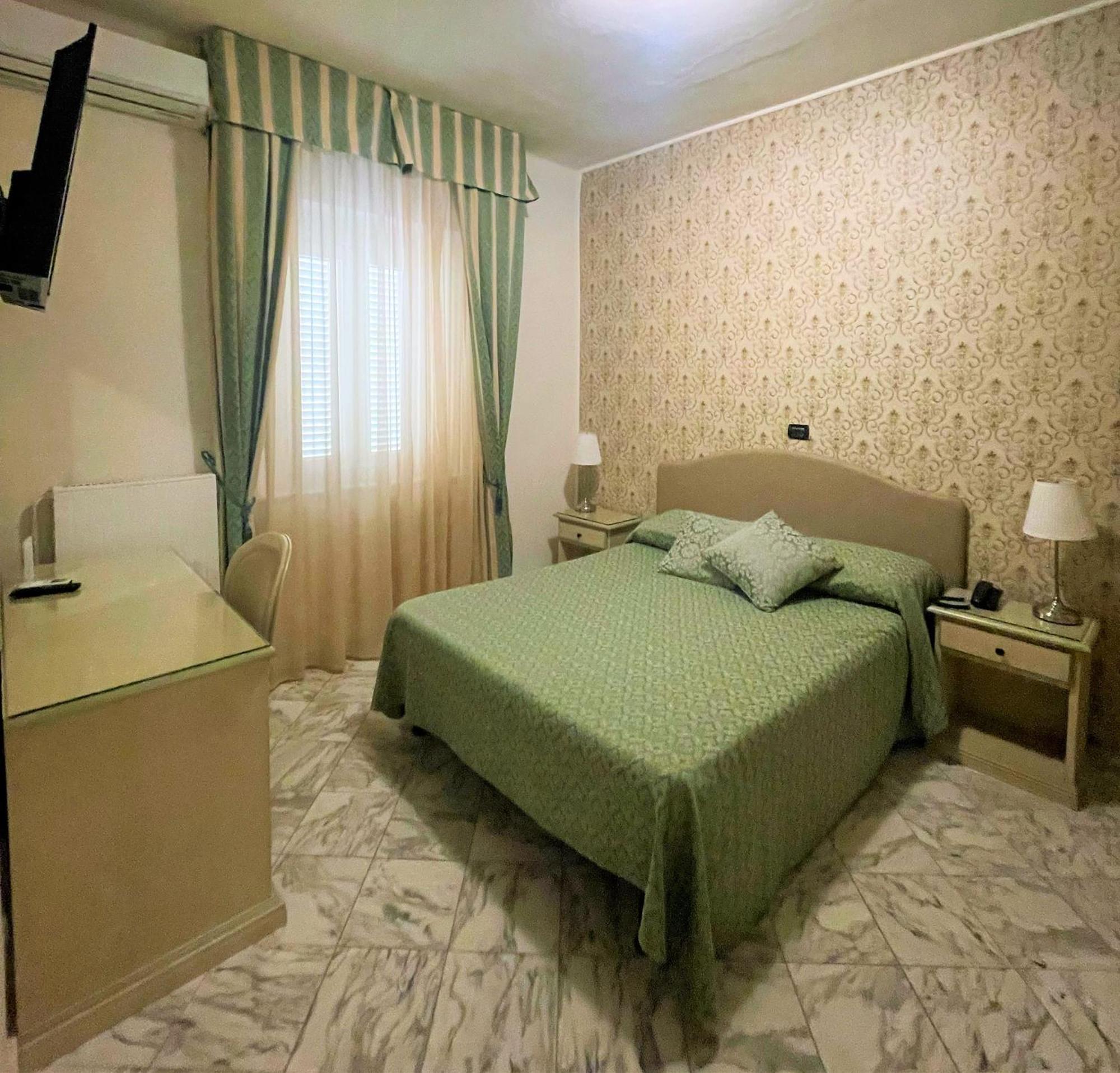 מרינה די פיאטרסנטה Hotel Coluccini מראה חיצוני תמונה
