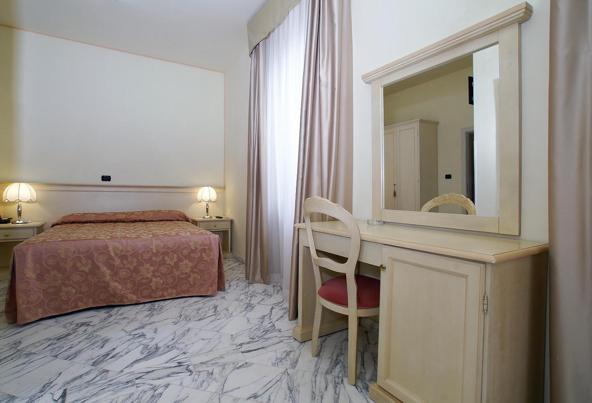 מרינה די פיאטרסנטה Hotel Coluccini מראה חיצוני תמונה