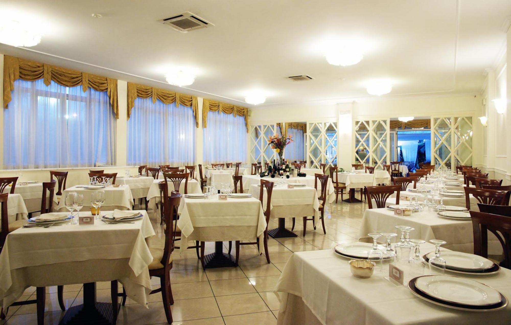 מרינה די פיאטרסנטה Hotel Coluccini מראה חיצוני תמונה