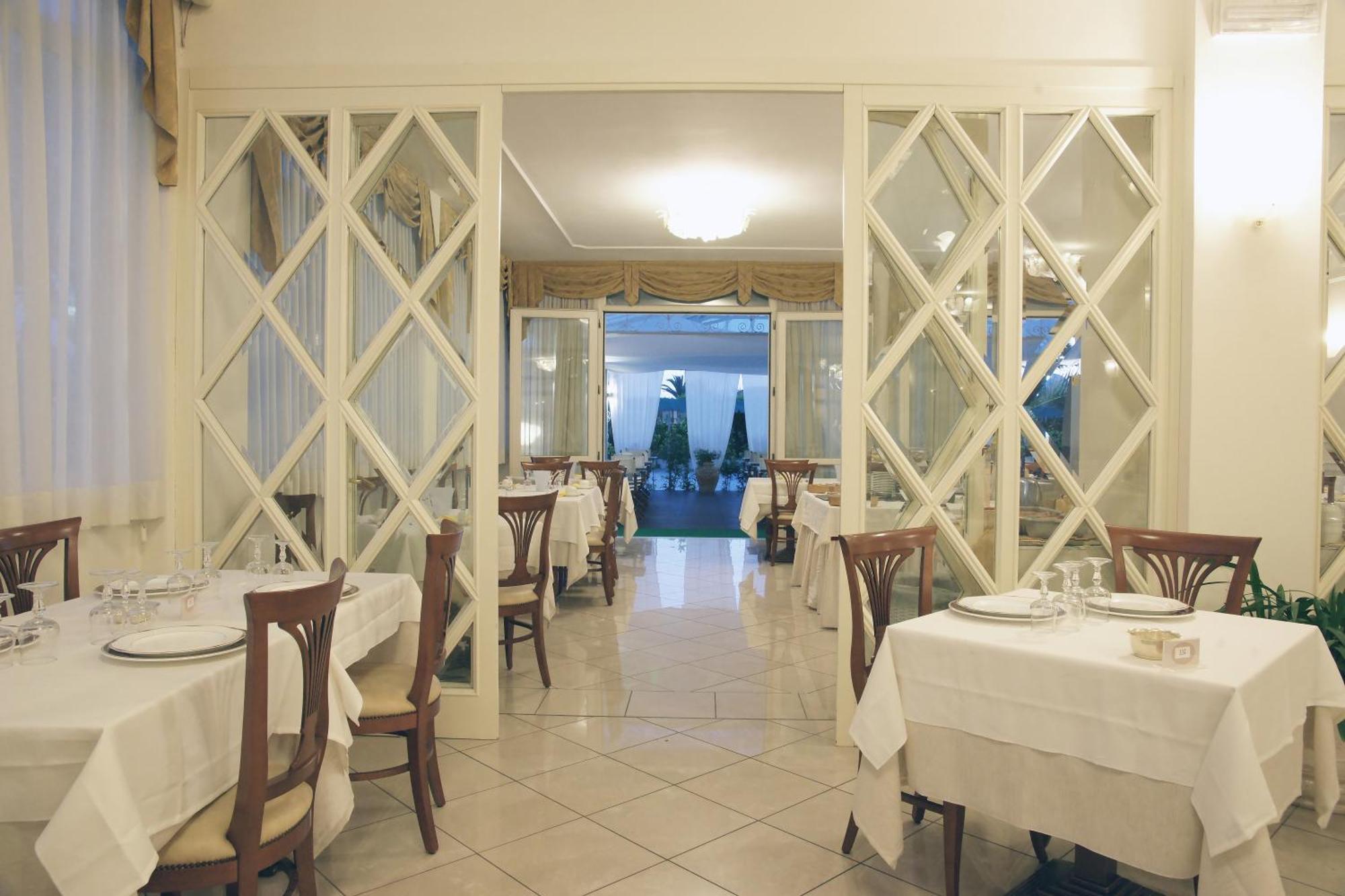 מרינה די פיאטרסנטה Hotel Coluccini מראה חיצוני תמונה