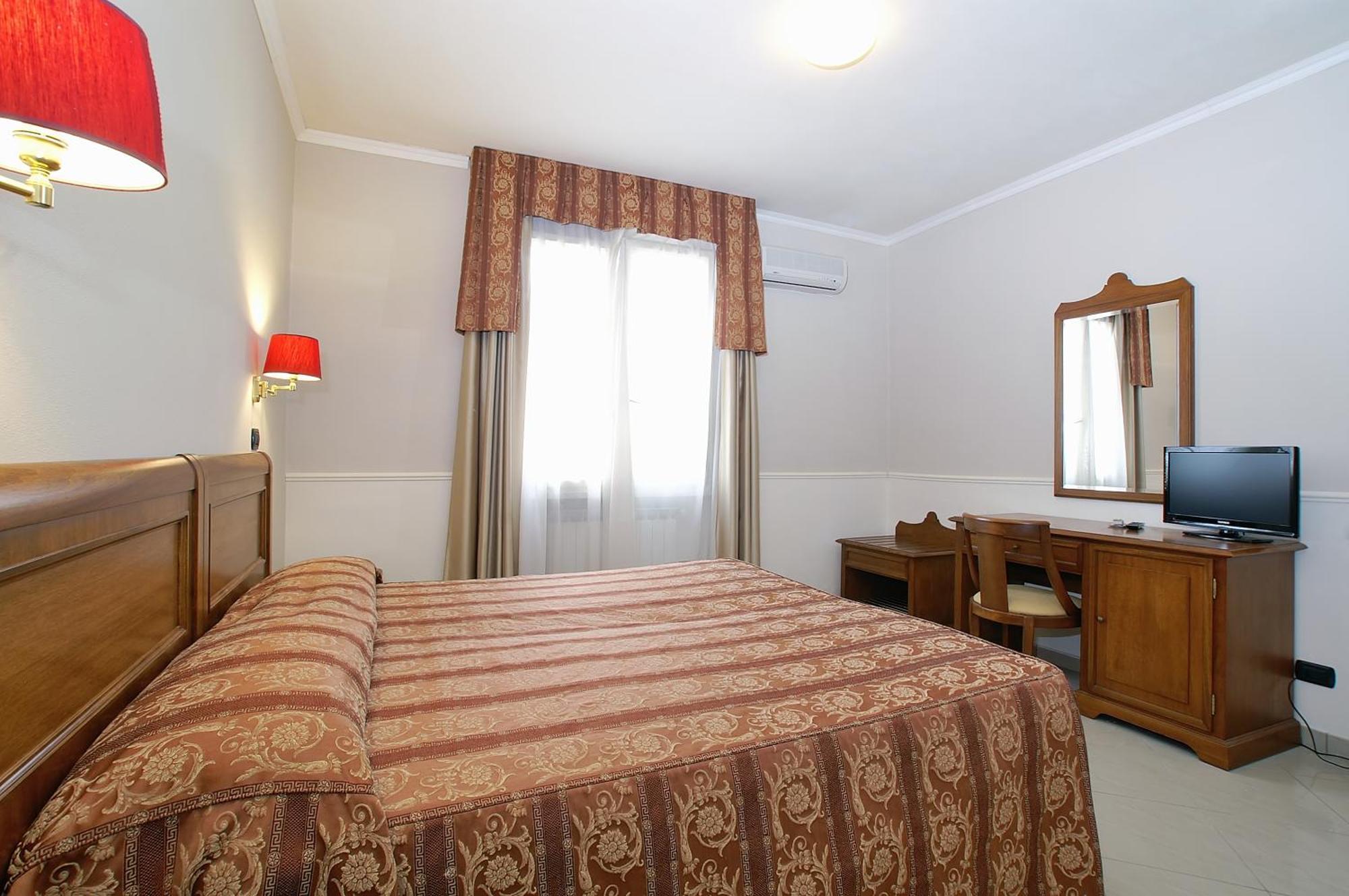 מרינה די פיאטרסנטה Hotel Coluccini מראה חיצוני תמונה