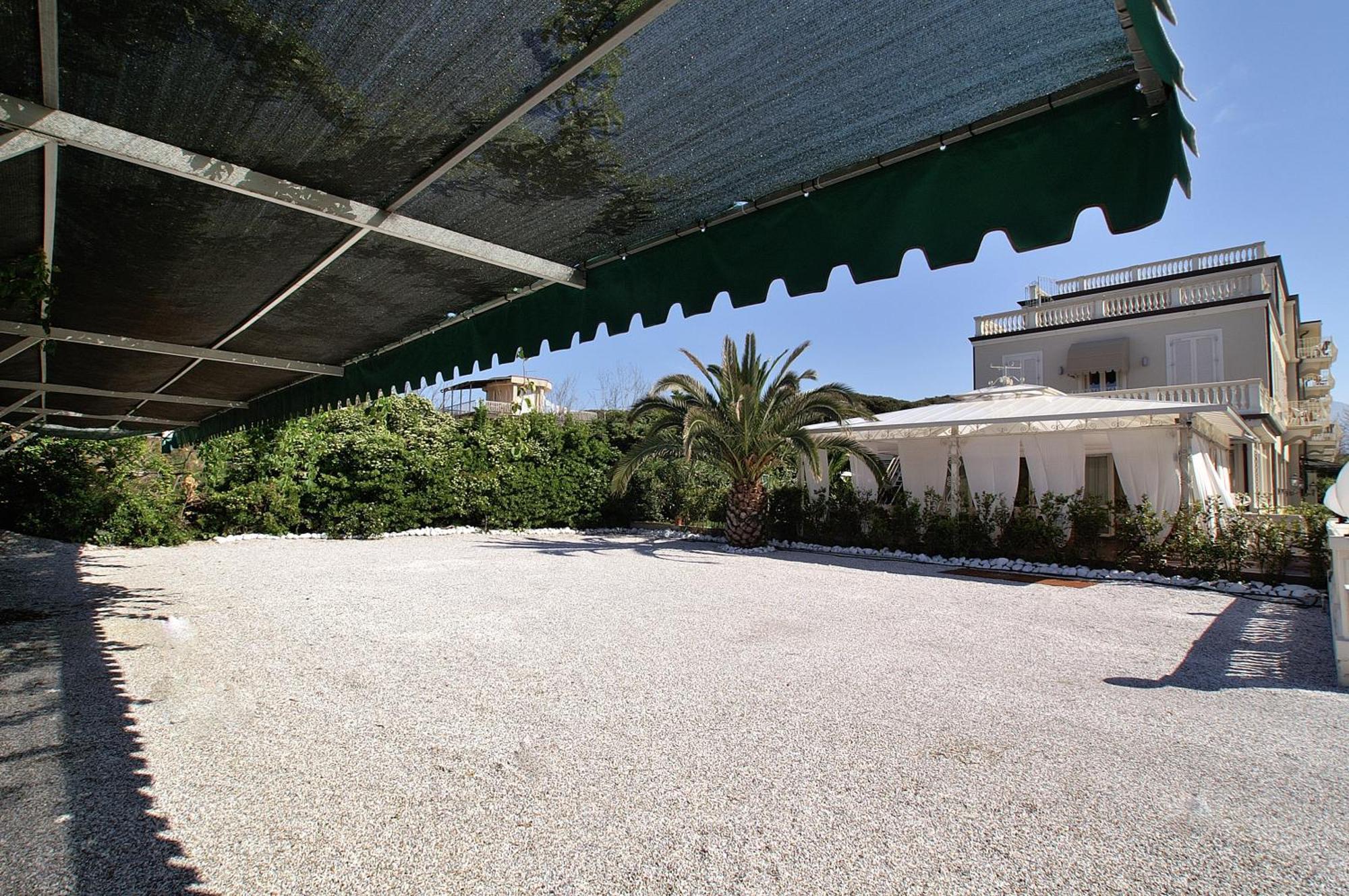 מרינה די פיאטרסנטה Hotel Coluccini מראה חיצוני תמונה