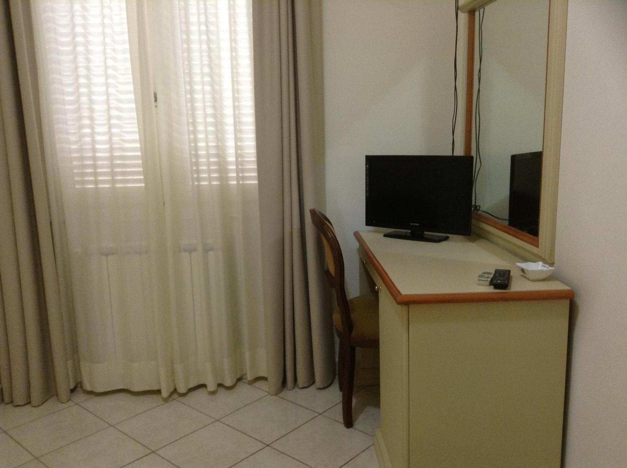 מרינה די פיאטרסנטה Hotel Coluccini חדר תמונה