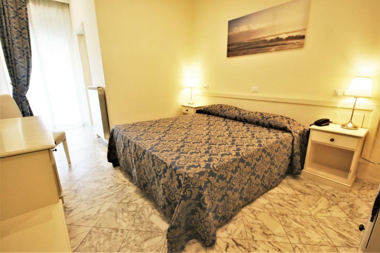 מרינה די פיאטרסנטה Hotel Coluccini מראה חיצוני תמונה