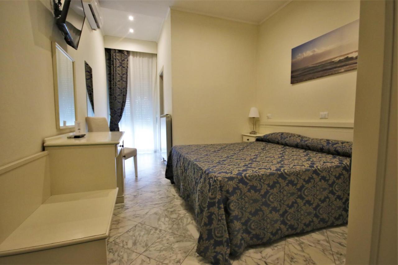 מרינה די פיאטרסנטה Hotel Coluccini מראה חיצוני תמונה